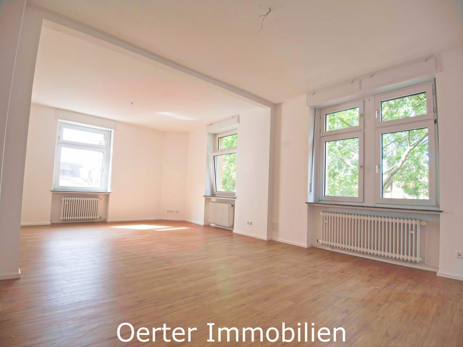 Große Dreizimmerwohnung im Altbau mit 2 Balkonen Große Dreizimmerwohnung im Altbau mit 2 Balkonen